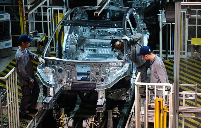 (250702) -- HEFEI, July 2, 2025 (Xinhua) -- This photo shows a production line of the NIO Second Advanced Manufacturing Base in Hefei, east China's Anhui Province, July 1, 2025.
  The city of Hefei is making big strides in the new energy vehicle (NEV) industry. In 2024, the city's NEV output exceeded 1.37 million units, with the total value of its industrial chain hitting 260 billion yuan (about 36.28 billion U.S. dollars). (Xinhua/Zhou Mu)