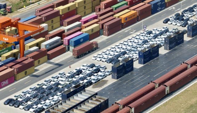 (250702) -- HEFEI, July 2, 2025 (Xinhua) -- An aerial drone photo shows new energy vehicles to be exported at the Paihe Port railway logistics base in Hefei, east China's Anhui Province, June 17, 2025.
  The city of Hefei is making big strides in the new energy vehicle (NEV) industry. In 2024, the city's NEV output exceeded 1.37 million units, with the total value of its industrial chain hitting 260 billion yuan (about 36.28 billion U.S. dollars). (Xinhua/Zhou Mu)