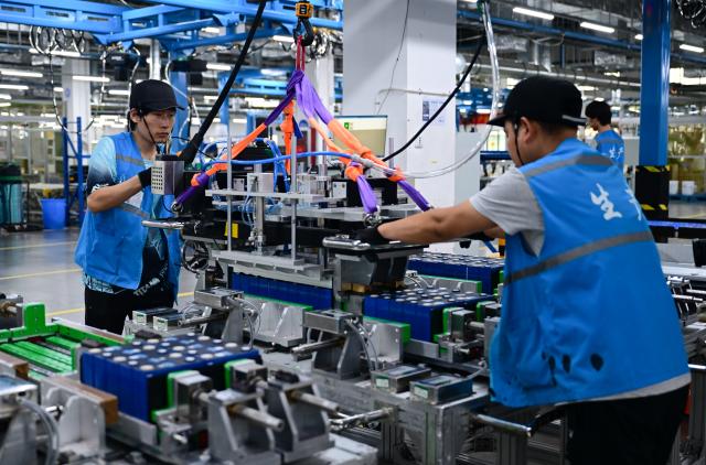 (250702) -- HEFEI, July 2, 2025 (Xinhua) -- This photo shows a battery pack production line of Octillion Energy Holdings, Inc. in Hefei, east China's Anhui Province, June 30, 2025.
  The city of Hefei is making big strides in the new energy vehicle (NEV) industry. In 2024, the city's NEV output exceeded 1.37 million units, with the total value of its industrial chain hitting 260 billion yuan (about 36.28 billion U.S. dollars). (Xinhua/Zhou Mu)