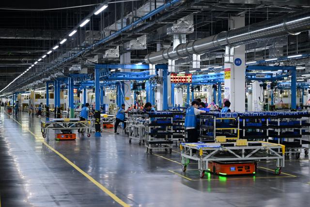 (250702) -- HEFEI, July 2, 2025 (Xinhua) -- This photo shows a battery pack production line of Octillion Energy Holdings, Inc. in Hefei, east China's Anhui Province, June 30, 2025.
  The city of Hefei is making big strides in the new energy vehicle (NEV) industry. In 2024, the city's NEV output exceeded 1.37 million units, with the total value of its industrial chain hitting 260 billion yuan (about 36.28 billion U.S. dollars). (Xinhua/Zhou Mu)