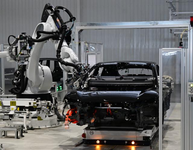 (250702) -- HEFEI, July 2, 2025 (Xinhua) -- This photo shows a production line of the NIO Second Advanced Manufacturing Base in Hefei, east China's Anhui Province, July 1, 2025.
  The city of Hefei is making big strides in the new energy vehicle (NEV) industry. In 2024, the city's NEV output exceeded 1.37 million units, with the total value of its industrial chain hitting 260 billion yuan (about 36.28 billion U.S. dollars). (Xinhua/Zhou Mu)