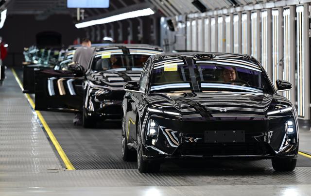 (250702) -- HEFEI, July 2, 2025 (Xinhua) -- This photo shows a production line of the NIO Second Advanced Manufacturing Base in Hefei, east China's Anhui Province, July 1, 2025.
  The city of Hefei is making big strides in the new energy vehicle (NEV) industry. In 2024, the city's NEV output exceeded 1.37 million units, with the total value of its industrial chain hitting 260 billion yuan (about 36.28 billion U.S. dollars). (Xinhua/Zhou Mu)