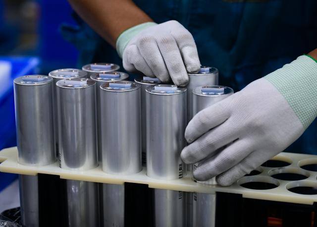 (250702) -- HEFEI, July 2, 2025 (Xinhua) -- This photo shows a battery pack production line of Octillion Energy Holdings, Inc. in Hefei, east China's Anhui Province, June 30, 2025.
  The city of Hefei is making big strides in the new energy vehicle (NEV) industry. In 2024, the city's NEV output exceeded 1.37 million units, with the total value of its industrial chain hitting 260 billion yuan (about 36.28 billion U.S. dollars). (Xinhua/Zhou Mu)