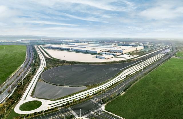 (250702) -- HEFEI, July 2, 2025 (Xinhua) -- This undated photo shows an aerial view of the Maextro Super Factory in Feixi County, east China's Anhui Province.
  The city of Hefei is making big strides in the new energy vehicle (NEV) industry. In 2024, the city's NEV output exceeded 1.37 million units, with the total value of its industrial chain hitting 260 billion yuan (about 36.28 billion U.S. dollars). (Xinhua)