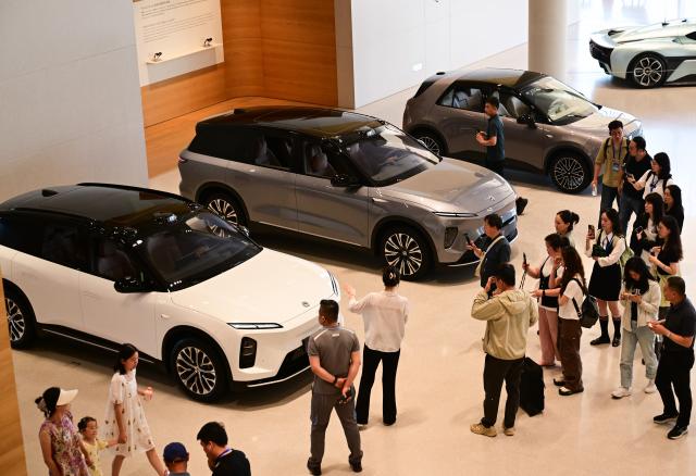 (250702) -- HEFEI, July 2, 2025 (Xinhua) -- Media professionals learn about new energy vehicles at the NIO Second Advanced Manufacturing Base in Hefei, east China's Anhui Province, July 1, 2025.
  The city of Hefei is making big strides in the new energy vehicle (NEV) industry. In 2024, the city's NEV output exceeded 1.37 million units, with the total value of its industrial chain hitting 260 billion yuan (about 36.28 billion U.S. dollars). (Xinhua/Zhou Mu)