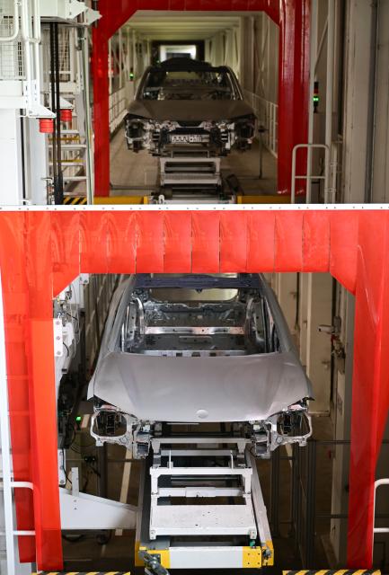 (250702) -- HEFEI, July 2, 2025 (Xinhua) -- This photo shows a production line of the NIO Second Advanced Manufacturing Base in Hefei, east China's Anhui Province, July 1, 2025.
  The city of Hefei is making big strides in the new energy vehicle (NEV) industry. In 2024, the city's NEV output exceeded 1.37 million units, with the total value of its industrial chain hitting 260 billion yuan (about 36.28 billion U.S. dollars). (Xinhua/Zhou Mu)