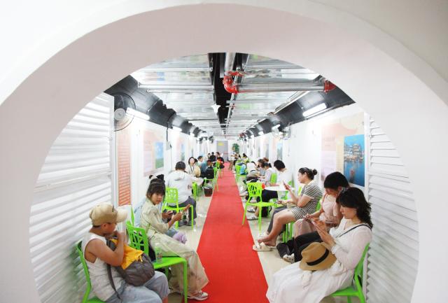 (250702) -- NANJING, July 2, 2025 (Xinhua) -- Residents enjoy leisure time in an air-raid shelter in Nanjing, east China's Jiangsu Province, July 2, 2025. Due to hot weather this summer, Nanjing has opened 22 air-raid shelters for free, providing local residents with various social and leisure services. (Photo by Liu Jianhua/Xinhua)