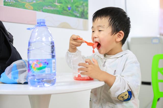 (250702) -- NANJING, July 2, 2025 (Xinhua) -- A child eats watermelon in an air-raid shelter in Nanjing, east China's Jiangsu Province, July 2, 2025. Due to hot weather this summer, Nanjing has opened 22 air-raid shelters for free, providing local residents with various social and leisure services. (Photo by Su Yang/Xinhua)
