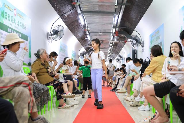 (250702) -- NANJING, July 2, 2025 (Xinhua) -- Residents enjoy leisure time within an air-raid shelter in Nanjing, east China's Jiangsu Province, July 2, 2025. Due to hot weather this summer, Nanjing has opened 22 air-raid shelters for free, providing local residents with various social and leisure services. (Photo by Su Yang/Xinhua)