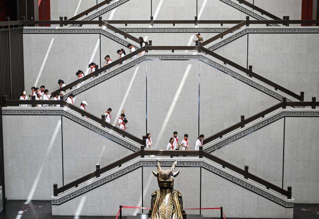 (250702) -- XUYI, July 2, 2025 (Xinhua) -- Students visit a museum featuring Han Dynasty (202 BC-220 AD) tombs to spend their summer time in Xuyi, east China's Jiangsu Province, July 2, 2025. The museum of Han king's mausoleum at Dayun Mountain in Xuyi stages several featured exhibitions in this summer holiday to attract people to visit and learn about history knowledge. (Xinhua/Ji Chunpeng)