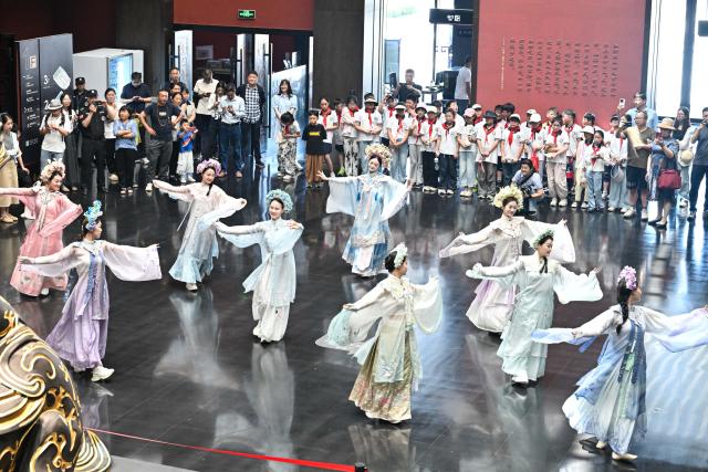 (250702) -- XUYI, July 2, 2025 (Xinhua) -- Performers perform at a museum featuring Han Dynasty (202 BC-220 AD) tombs in Xuyi, east China's Jiangsu Province, July 2, 2025. The museum of Han king's mausoleum at Dayun Mountain in Xuyi stages several featured exhibitions in this summer holiday to attract people to visit and learn about history knowledge. (Xinhua/Ji Chunpeng)