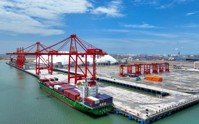 (250702) -- DONGYING, July 2, 2025 (Xinhua) -- A drone photo shows a container ship berthing at the container terminal of a dike in Dongying Port, east China's Shandong Province, July 2, 2025. The first specialized container terminal of Dongying Port was put into use on Wednesday. (Xinhua/Zhu Zheng)