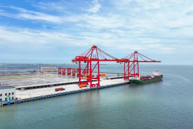 (250702) -- DONGYING, July 2, 2025 (Xinhua) -- A drone photo shows a container ship berthing at the container terminal of a dike in Dongying Port, east China's Shandong Province, July 2, 2025. The first specialized container terminal of Dongying Port was put into use on Wednesday. (Xinhua/Zhu Zheng)