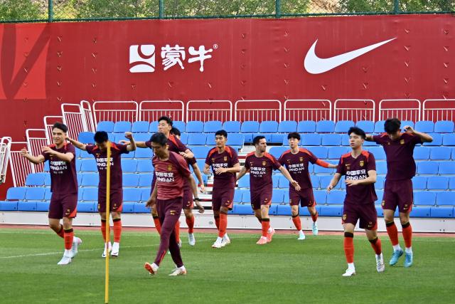 (250702) -- DALIAN, July 2, 2025 (Xinhua) -- Players of Chinese national men's football team attend a training session in Dalian, northeast China's Liaoning Province, July 2, 2025. (Xinhua/Wu Qinghao)