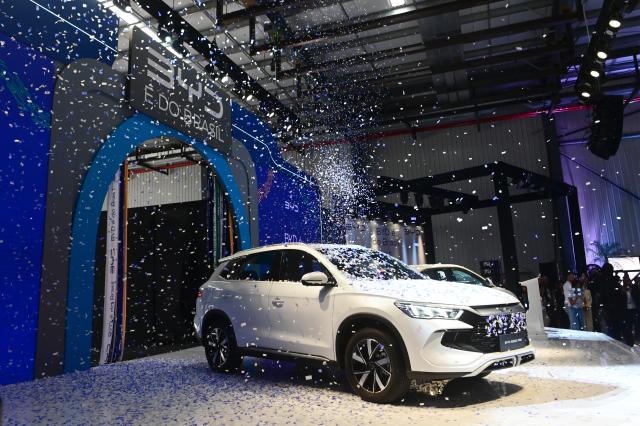 (250702) -- BAHIA, July 2, 2025 (Xinhua) -- A Brazil-made BYD new energy vehicle rolls off the line at BYD's production base in Camacari, Bahia State, Brazil, July 1, 2025. Chinese automaker BYD held a ceremony marking its first Brazil-made passenger vehicle rolling off the line at its factory in Camacari on Tuesday. (Photo by Lucio Tavora/Xinhua)