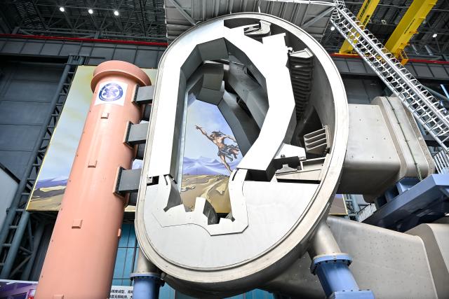 (250702) -- HEFEI, July 2, 2025 (Xinhua) -- This photo taken on July 1, 2025 shows the one-eighth vacuum chamber and overall installation system, one of the key subsystems of the Comprehensive Research Facility for Fusion Technology (CRAFT), in Hefei, capital of east China's Anhui Province. TO GO WITH "China Focus: How China's Hefei incubates future industries from frontier science" (Xinhua/Zhang Cheng)