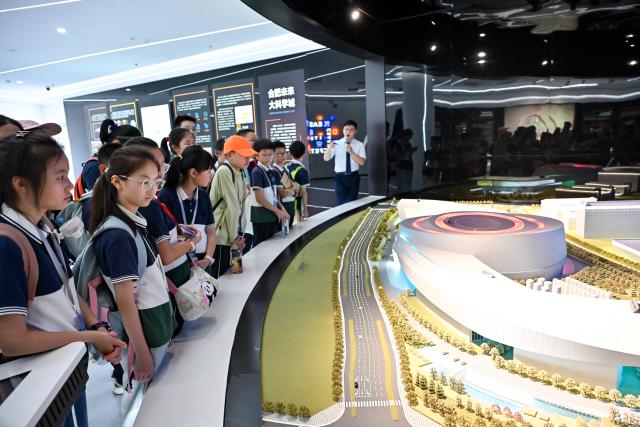 (250702) -- HEFEI, July 2, 2025 (Xinhua) -- Students view a model of the Burning Plasma Experimental Superconducting Tokamak (BEST) at an exhibition hall in Hefei, capital of east China's Anhui Province, July 1, 2025. TO GO WITH "China Focus: How China's Hefei incubates future industries from frontier science" (Xinhua/Zhang Cheng)