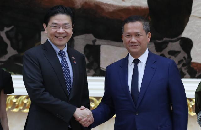 (250702) -- PHNOM PENH, July 2, 2025 (Xinhua) -- Cambodian Prime Minister Hun Manet (R) shakes hands with Singaporean Prime Minister Lawrence Wong at the Peace Palace in Phnom Penh, Cambodia, July 2, 2025. Cambodia and Singapore on Wednesday vowed to further boost bilateral relations and cooperation.
The commitment was made during a meeting between Cambodian Prime Minister Hun Manet and his visiting Singaporean counterpart Lawrence Wong in Phnom Penh, said a news release from the Cambodian prime minister's spokesperson unit. (Jadina Lon/Agence Kampuchea Press/Handout via Xinhua)