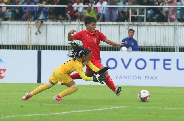 (250702) -- YANGON, July 2, 2025 (Xinhua) -- Myat Noe Khin (R) of Myanmar competes during the AFC Women's Asian Cup 2026 Qualifiers Group C football match between Myanmar and Bangladesh in Yangon, Myanmar, July 2, 2025. (Xinhua/Myo Kyaw Soe)