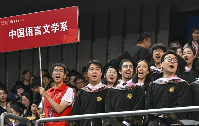 (250702) -- BEIJING, July 2, 2025 (Xinhua) -- Graduates chant during the graduation ceremony at Peking University in Beijing, capital of China, July 2, 2025. Peking University held the graduation ceremony on Wednesday and conferred bachelor's degrees to more than 4,000 graduates. (Xinhua/Chen Shuo)