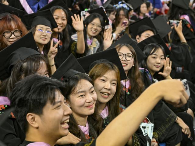(250702) -- BEIJING, July 2, 2025 (Xinhua) -- Graduates pose for a group photo after the graduation ceremony at Peking University in Beijing, capital of China, July 2, 2025. Peking University held the graduation ceremony on Wednesday and conferred bachelor's degrees to more than 4,000 graduates. (Xinhua/Chen Shuo)