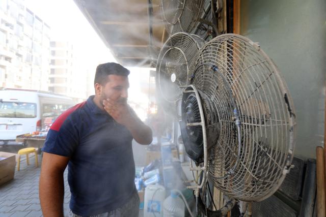 (250702) -- BAGHDAD, July 2, 2025 (Xinhua) -- An Iraqi man cools off in front of a fan amid a heatwave in Baghdad, Iraq, on July 2, 2025. (Xinhua/Khalil Dawood)
