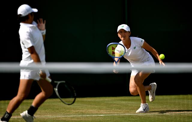 (250703) -- LONDON, July 3, 2025 (Xinhua) -- Jiang Xinyu/Wu Fang-Hsien (R) compete during the women's doubles first round match between Jiang Xinyu (China)/Wu Fang-Hsien (Chinese Taipei) and Zhu Lin/Tang Qianhui of China at the Wimbledon Tennis Championships in London, Britain, July 2, 2025. (Xinhua/Li Ying)
