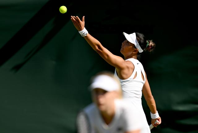 (250703) -- LONDON, July 3, 2025 (Xinhua) -- Yuan Yue (R)/Anna Blinkova compete during the women's doubles first round match between Yuan Yue (China)/Anna Blinkova (Russia) and Nicole Melichar-Martinez (the United States)/Liudmila Samsonova (Russia) at the Wimbledon Tennis Championships in London, Britain, July 2, 2025. (Xinhua/Li Ying)