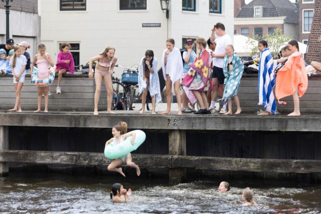 (250703) -- BEIJING, July 3, 2025 (Xinhua) -- Children cool off in water during a heatwave in Haarlem, the Netherlands, on July 2, 2025. The Netherlands has been hit by its first official heat wave in three years, prompting the Royal Netherlands Meteorological Institute (KNMI) to issue an orange code alert for extreme heat in the country's southeastern region. (Photo by Sylvia Lederer/Xinhua)