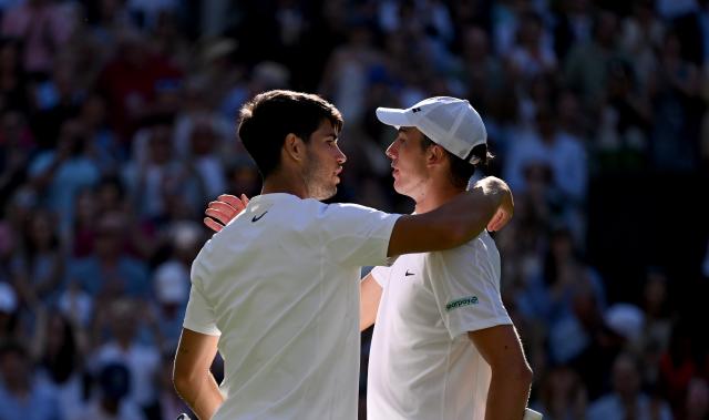 (250703) -- LONDON, July 3, 2025 (Xinhua) -- Carlos Alcaraz (L) greets with Oliver Tarvet after during the men's singles second round match between Carlos Alcaraz of Spain and Oliver Tarvet of Britain at the Wimbledon Tennis Championships in London, Britain, July 2, 2025. (Xinhua/Li Ying)