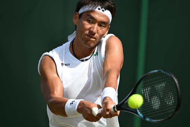 (250703) -- LONDON, July 3, 2025 (Xinhua) -- Bu Yunchaokete hits a return during the men's singles first round match between Bu Yunchaokete of China and Nakashima Brandon of the United States at the Wimbledon Tennis Championships in London, Britain, July 2, 2025. (Xinhua/Zhao Dingzhe)