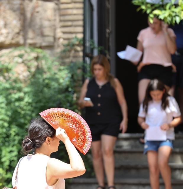 (250703) -- SEVILLE, July 3, 2025 (Xinhua) -- People walk amid the heatwave in Seville, Spain, July 2, 2025. Spain continues to endure a record-breaking heatwave. More than 100 monitoring stations of the Spanish meteorological agency AEMET registered temperatures exceeding 40 degrees Celsius during the first major heatwave of the year. (Xinhua/Li Jing)