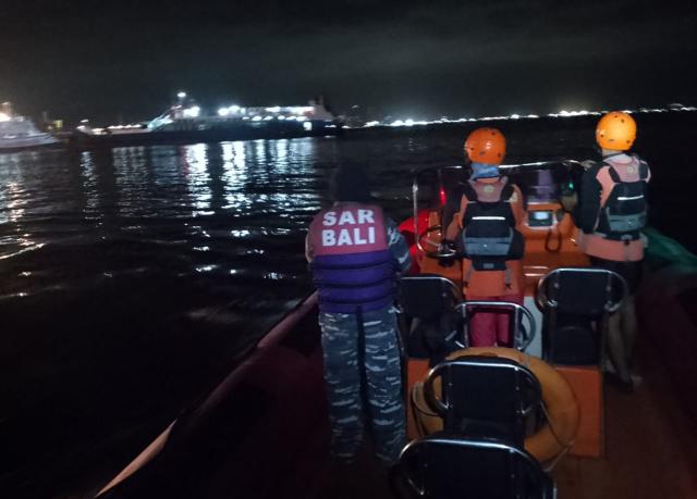 (250703) -- BALI, July 3, 2025 (Xinhua) -- Rescuers search for missing passengers of a ship capsizing near Bali Island, Indonesia, July 3, 2025. At least three people were killed, four others survived, and 58 remain missing after a wooden passenger ship capsized near Indonesia's Bali Island before midnight on Wednesday, a senior rescue official confirmed Thursday.
   The vessel, Tunu Pratama Jaya Penumpang Motor, was struck by huge waves while sailing along the maritime border between Bali and East Java provinces, said I Nyoman Sidakarya, head of the Search and Rescue Office in Bali. (National Search and Rescue Agency of Indonesia/Handout via Xinhua)