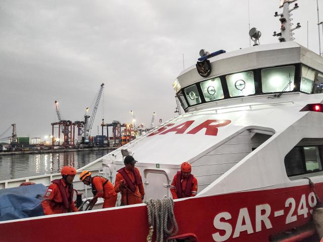 (250703) -- JAKARTA, July 3, 2025 (Xinhua) -- Members of Search And Rescue (SAR) teams depart for search and rescue mission from Tanjung Perak port in Surabaya, East Java, Indonesia, July 3, 2025. Four people have been confirmed dead, 23 were rescued, and 38 remained missing after a passenger boat carrying 65 people capsized in the Bali Strait early Thursday, according to East Java Search and Rescue Office official Thalib.
   According to a provisional report cited by the state-owned ANTARA news agency, the vessel KM Tunu Pratama Jaya was en route from Ketapang Port in East Java to Gilimanuk Port in Bali when it sank at around 00:19 local time. (National Search and Rescue Agency of Indonesia/Handout via Xinhua)