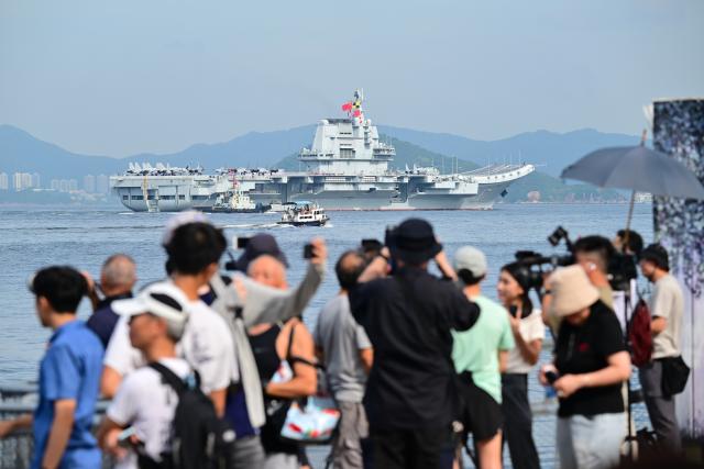 (250703) -- HONG KONG, July 3, 2025 (Xinhua) -- This photo shows the aircraft carrier Shandong sailing in Hong Kong waters, south China, July 3, 2025. A fleet of the Chinese People's Liberation Army Navy led by the aircraft carrier Shandong arrived in the Hong Kong Special Administrative Region on Thursday morning. (Xinhua/Zhu Wei)