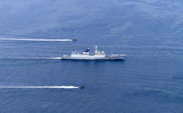 (250703) -- HONG KONG, July 3, 2025 (Xinhua) -- This photo shows the Yuncheng missile frigate sailing in Hong Kong waters, south China, July 3, 2025. A fleet of the Chinese People's Liberation Army (PLA) Navy led by the aircraft carrier Shandong arrived in the Hong Kong Special Administrative Region (HKSAR) on Thursday morning, kicking off a five-day visit.
   The aircraft carrier and the Yan'an missile destroyer were anchored near the west end of the Victoria Harbor, while the Zhanjiang missile destroyer and the Yuncheng missile frigate docked at the PLA Hong Kong Garrison's naval base in Stonecutters Island.
   This is the Shandong's first visit to Hong Kong. From Friday to Sunday, the Shandong, the Zhanjiang and the Yuncheng will host open tours, lectures, drill demonstrations and other exchange activities. (Xinhua/Chen Duo)