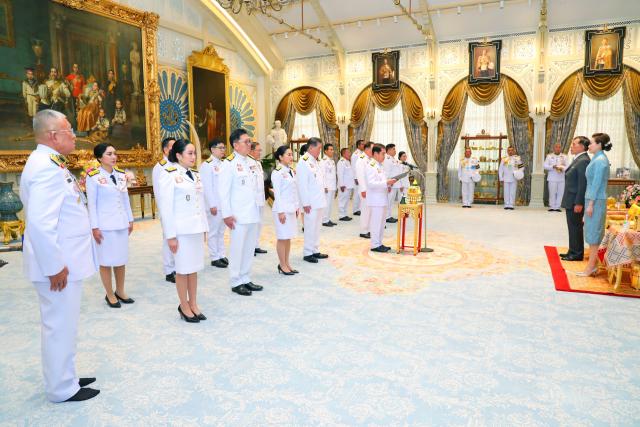(250703) -- BANGKOK, July 3, 2025 (Xinhua) -- Deputy Prime Minister Suriya Juangroongruangkit, in his capacity as acting prime minister, and cabinet ministers take an oath in front of King Maha Vajiralongkorn at the Dusit Palace in Bangkok, Thailand, July 3, 2025. Deputy Prime Minister Suriya Juangroongruangkit, in his capacity as acting prime minister, led 14 newly appointed and reassigned ministers in taking the oath of allegiance before the king, a formality required before assuming their roles. (Bureau of the Royal Household/Handout via Xinhua)