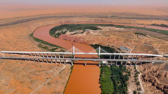 (250703) -- ZHONGWEI, July 3, 2025 (Xinhua) -- An aerial drone photo taken on July 3, 2025 shows the Heishan Gorge Yellow River grand bridge in Zhongwei City, northwest China's Ningxia Hui Autonomous Region. The two sides of the Heishan Gorge Yellow River grand bridge were joined together on Thursday, laying a solid foundation for the bridge's completion within this year.
  The 1,539-meter-long grand bridge, with a span of 240 meters, is a major project of the highway linking Zhongwei of northwest China's Ningxia Hui Autonomous Region and Mengjiawan of northwest China's Shaanxi Province. (Xinhua/Feng Kaihua)
