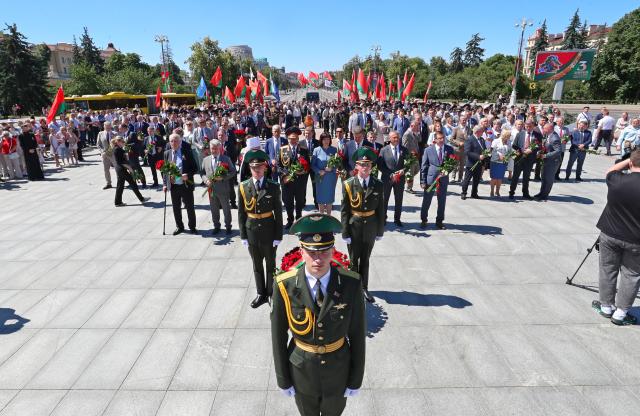 (250704) -- MINSK, July 4, 2025 (Xinhua) -- People pay tribute to the monument in Victory Square to mark Belarus Independence Day in Minsk, Belarus, on July 3, 2025. Belarus celebrated its most important national holiday on Thursday, commemorating a significant historical moment of liberation during World War II. (Photo by Henadz Zhinkov/Xinhua)