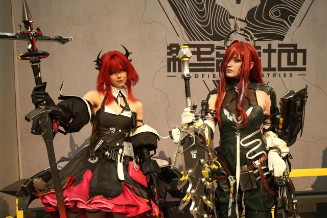 (250704) -- LOS ANGELES, July 4, 2025 (Xinhua) -- Anime fans dressed up as comic and animation characters pose for photos during the Anime Expo 2025 at the Los Angeles Convention Center in Los Angeles, the United States, on July 3, 2025.
  The largest anime convention in North America, Anime Expo, opened here on Thursday, drawing fans and industry professionals from around the world to celebrate the Japanese pop culture.
   Since its debut in 1992, Anime Expo has become a major showcase for Japanese entertainment, including anime, fashion, video games, and music. (Photo by Zeng Hui/Xinhua)
