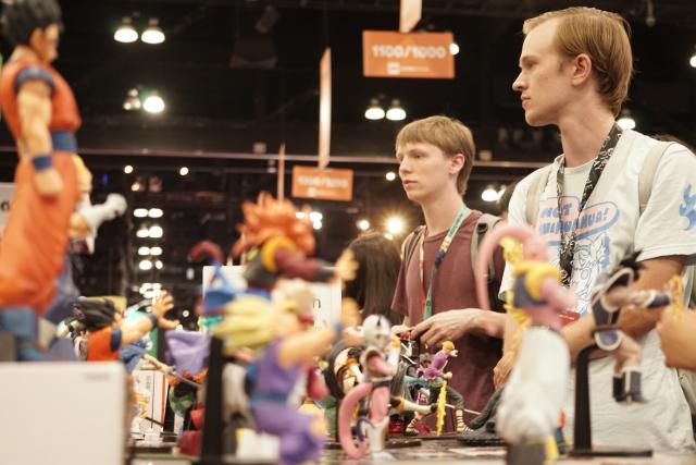 (250704) -- LOS ANGELES, July 4, 2025 (Xinhua) -- Anime fans look at anime toys during the Anime Expo 2025 at the Los Angeles Convention Center in Los Angeles, the United States, on July 3, 2025.
  The largest anime convention in North America, Anime Expo, opened here on Thursday, drawing fans and industry professionals from around the world to celebrate the Japanese pop culture.
   Since its debut in 1992, Anime Expo has become a major showcase for Japanese entertainment, including anime, fashion, video games, and music. (Photo by Zeng Hui/Xinhua)