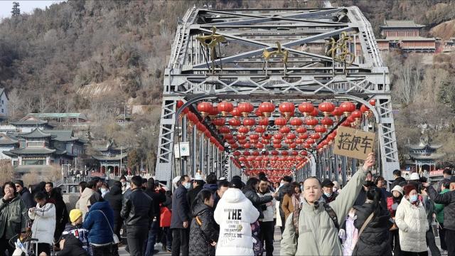 (250704) -- NANJING, July 4, 2025 (Xinhua) -- Tanikawa Hibiki poses for a photo during his journey in Lanzhou, northwest China's Gansu Province, on Feb. 5, 2025. TO GO WITH "China Focus: Japanese hitchhiker experiences authentic China beyond tourist trails" (Xinhua)