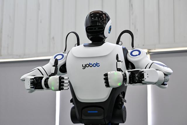 (250704) -- WUHU, July 4, 2025 (Xinhua) -- A humanoid robot makes gestures at Anhui Efort Intelligent Equipment Co., Ltd. in Wuhu, east China's Anhui Province, July 3, 2025.
  Founded in 2007, Anhui Efort Intelligent Equipment Co., Ltd. produces robots widely used in industries such as electronics, photovoltaics, lithium batteries, automotive and auto parts, rail transit, and shipbuilding. 
   The company established a comprehensive R&D system for core technologies, having achieved a 100% ratio in localization and self-sufficiency for critical components. It sold over 16,000 industrial robots in 2024.
   As the first national-level robotics industry cluster in the country, Wuhu is home to more than 300 enterprises along the robotics supply chain. The city's robotics industry output exceeded 40 billion yuan (about 5.58 billion U.S. dollars) in 2024. (Xinhua/Zhang Cheng)