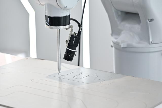 (250704) -- WUHU, July 4, 2025 (Xinhua) -- This photo taken on July 3, 2025 shows a high-precision desktop robot at Anhui Efort Intelligent Equipment Co., Ltd. in Wuhu, east China's Anhui Province.
  Founded in 2007, Anhui Efort Intelligent Equipment Co., Ltd. produces robots widely used in industries such as electronics, photovoltaics, lithium batteries, automotive and auto parts, rail transit, and shipbuilding. 
   The company established a comprehensive R&D system for core technologies, having achieved a 100% ratio in localization and self-sufficiency for critical components. It sold over 16,000 industrial robots in 2024.
   As the first national-level robotics industry cluster in the country, Wuhu is home to more than 300 enterprises along the robotics supply chain. The city's robotics industry output exceeded 40 billion yuan (about 5.58 billion U.S. dollars) in 2024. (Xinhua/Zhang Cheng)