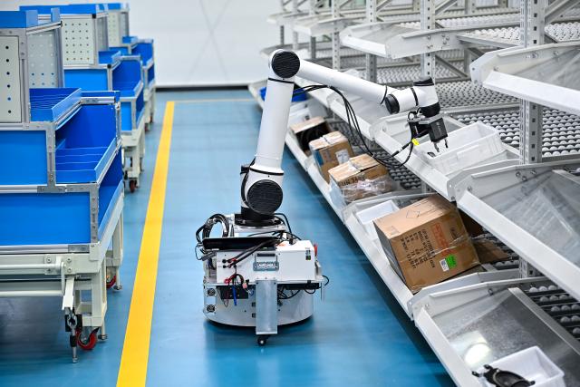(250704) -- WUHU, July 4, 2025 (Xinhua) -- A collaborative robot automatically grasps and sorts components at Anhui Efort Intelligent Equipment Co., Ltd. in Wuhu, east China's Anhui Province, July 3, 2025.
  Founded in 2007, Anhui Efort Intelligent Equipment Co., Ltd. produces robots widely used in industries such as electronics, photovoltaics, lithium batteries, automotive and auto parts, rail transit, and shipbuilding. 
   The company established a comprehensive R&D system for core technologies, having achieved a 100% ratio in localization and self-sufficiency for critical components. It sold over 16,000 industrial robots in 2024.
   As the first national-level robotics industry cluster in the country, Wuhu is home to more than 300 enterprises along the robotics supply chain. The city's robotics industry output exceeded 40 billion yuan (about 5.58 billion U.S. dollars) in 2024. (Xinhua/Zhang Cheng)