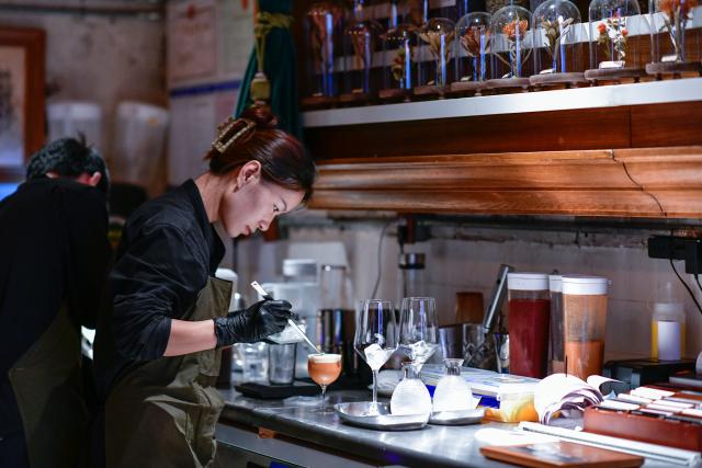 (250704) -- GUIYANG, July 4, 2025 (Xinhua) -- A shop assistant makes coffee at a coffee shop in Guiyang, southwest China's Guizhou Province, June 23, 2025.
  Guiyang has made a name for itself as a coffee powerhouse despite having no coffee farms. Home to more than 3,000 coffee shops, the provincial capital has produced over 10 world and national champions in coffee roasting. Thanks to its vibrant coffee culture, Guiyang is not only drawing a surge of coffee lovers but also boosting youth employment and energizing the local economy. (Xinhua/Yang Wenbin)