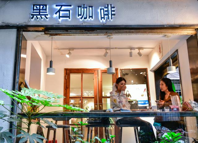 (250704) -- GUIYANG, July 4, 2025 (Xinhua) -- Customers enjoy coffee at a coffee shop in Guiyang, southwest China's Guizhou Province, June 23, 2025.
  Guiyang has made a name for itself as a coffee powerhouse despite having no coffee farms. Home to more than 3,000 coffee shops, the provincial capital has produced over 10 world and national champions in coffee roasting. Thanks to its vibrant coffee culture, Guiyang is not only drawing a surge of coffee lovers but also boosting youth employment and energizing the local economy. (Xinhua/Yang Wenbin)