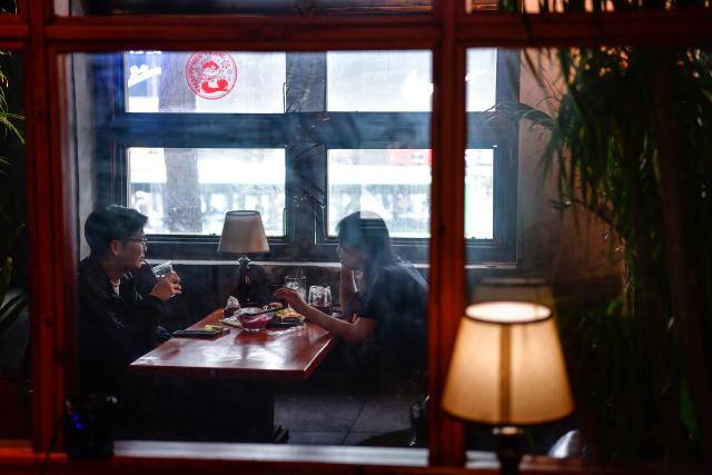 (250704) -- GUIYANG, July 4, 2025 (Xinhua) -- Customers enjoy coffee at a coffee shop in Guiyang, southwest China's Guizhou Province, June 23, 2025.
  Guiyang has made a name for itself as a coffee powerhouse despite having no coffee farms. Home to more than 3,000 coffee shops, the provincial capital has produced over 10 world and national champions in coffee roasting. Thanks to its vibrant coffee culture, Guiyang is not only drawing a surge of coffee lovers but also boosting youth employment and energizing the local economy. (Xinhua/Yang Wenbin)