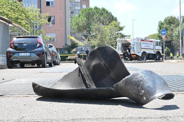 (250704) -- ROME, July 4, 2025 (Xinhua) -- This photo taken on July 4, 2025 shows a fragment of the gas station at the site of the explosion in Rome, Italy. An explosion ripped through a gas station in eastern Rome on Friday morning, injuring at least 21 people.
  According to local authorities, the explosion took place at a gas station on Via Gordiani in the Prenestino district of eastern Rome. While none of the injured were in critical condition, five people were hospitalized for treatment. Some of the casualties included rescue workers responding to the scene. (Photo by Alberto Lingria/Xinhua)
