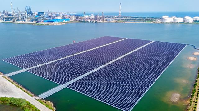 (250704) -- QINGDAO, July 4, 2025 (Xinhua) -- An aerial drone photo taken on July 4, 2025 shows a floating offshore photovoltaic (PV) project of Sinopec Qingdao Refining & Chemical Co., Ltd. in a full-seawater environment in Qingdao, east China's Shandong Province. The project was connected to the grid for electricity generation recently. Located in the Xihai'an (West Coast) New Area of the east China's coastal city, the project innovatively adopts a floating structure, with the photovoltaic panels rising and falling close to the water surface with the tide, and uses seawater to efficiently dissipate heat to improve power generation efficiency. With an installed capacity of 7.5 megawatts, it is expected to generate nearly 10 million kilowatt-hours of green electricity annually and reduce carbon dioxide emissions by 8,300 tons. Since it was put into use on July 1, the project has generated a total of 123,100 kilowatt-hours of electricity. (Photo by Zhang Jingang/Xinhua)
